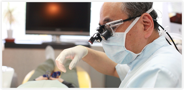 拡大鏡を使用した精密治療にも対応。
